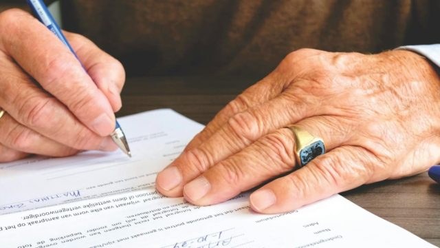 Οικογένεια με δύο παιδιά έμεινε στον δρόμο αφού έχασαν το σπίτι τους σε πλειστηριασμό από ψευτοδικηγόρο