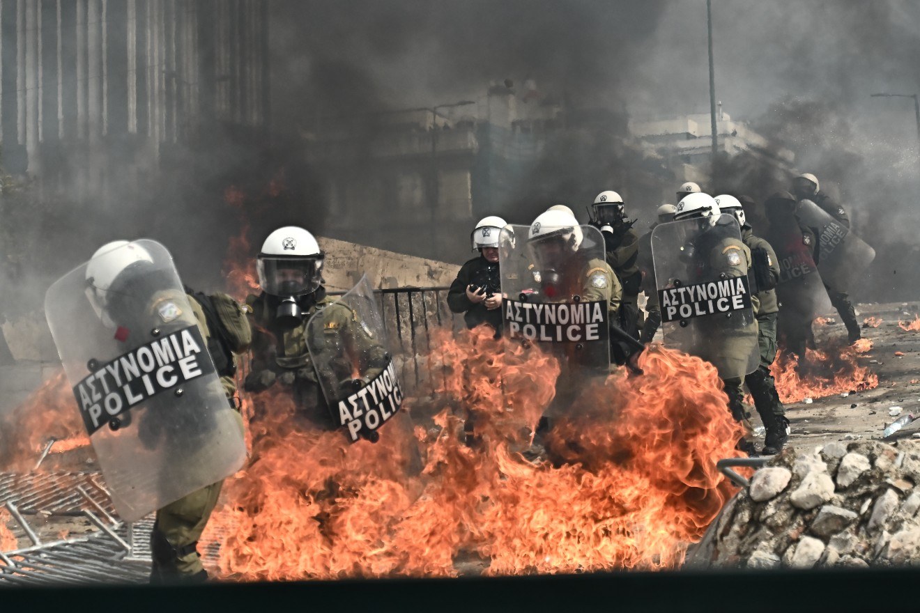 Επεισόδια στο Σύνταγμα: Εντοπίστηκε γυναίκα χωρίς αισθήσεις, αποσύρθηκαν στη Βουλή οι Εύζωνες!