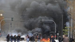 Επεισόδια στο Σύνταγμα: Συνεχίζονται οι συμπλοκές και κατευθύνονται προς τα Εξάρχεια – Επιστρέφει κόσμος στο σημείο της διαδήλωσης (videos)