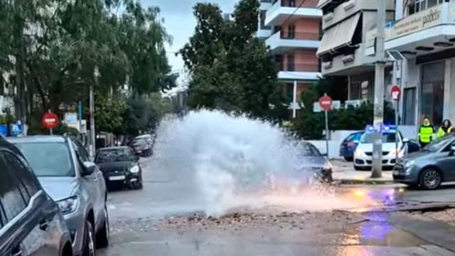 Έσπασε αγωγός στο Παλαιό Φάληρο: Ποτάμια οι δρόμοι – Χωρίς νερό και η Νέα Σμύρνη (video)