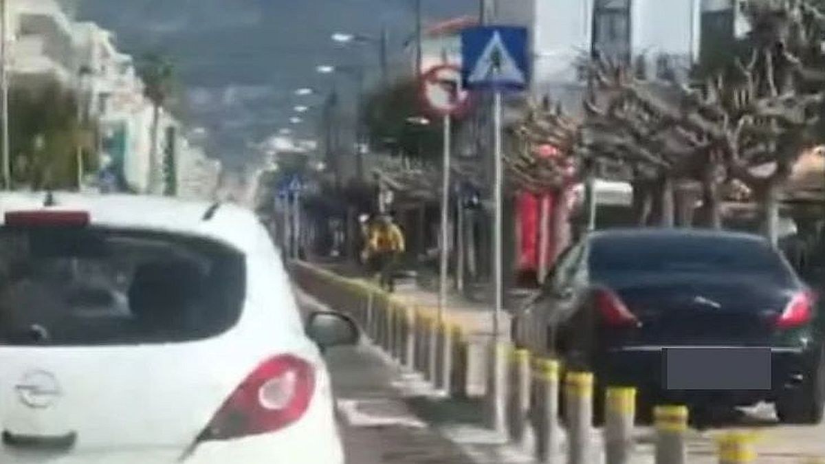 Αχάμπαρος οδηγός στην Καλαμάτα: Μπήκε στον ποδηλατόδρομο και συνέχιζε κανονικά την πορεία του (video)