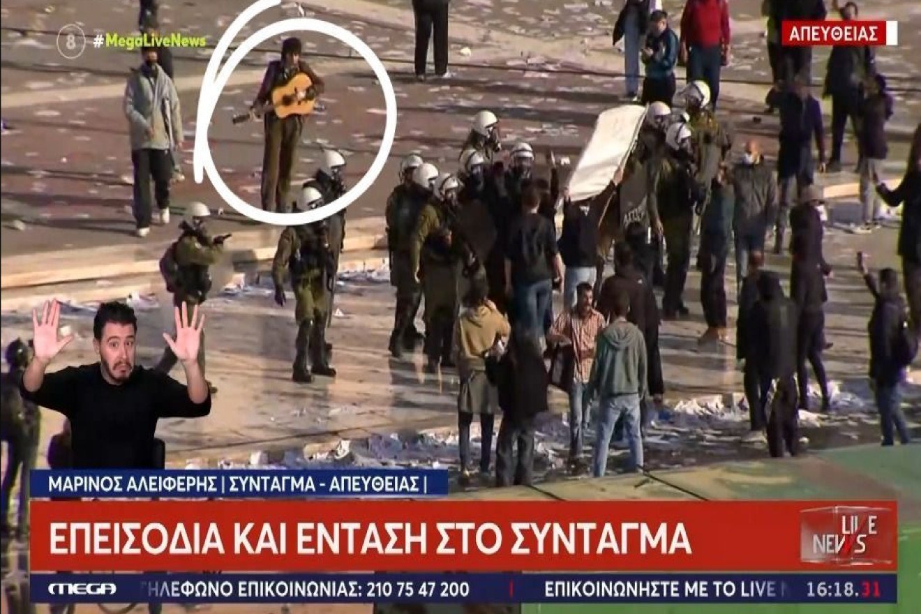 Η ηρεμία μέσα στο χάος: Ανέμελος μουσικός παίζει κιθάρα στην «καρδιά» των επεισοδίων (video)