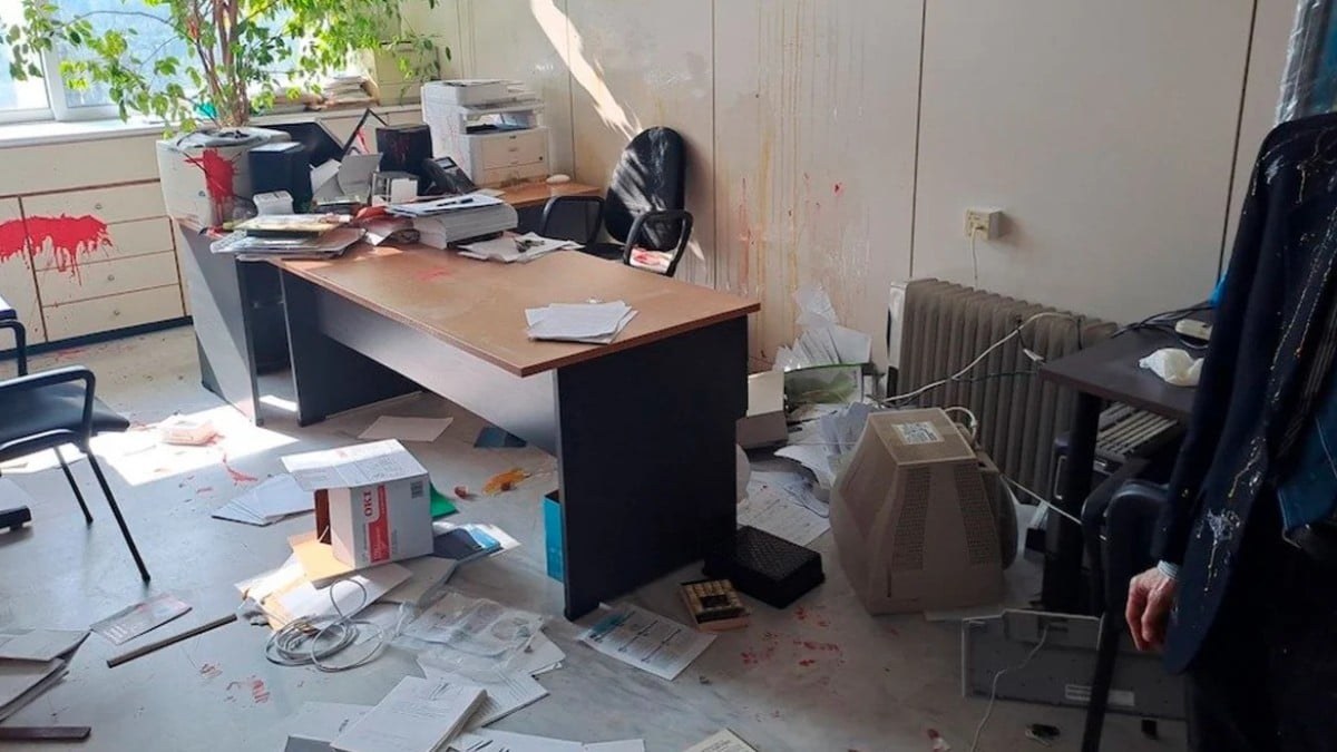 Επίθεση από κουκουλοφόρους στον πρόεδρο του τμήματος Μαθηματικών του ΕΚΠΑ – Απείλησαν ότι θα τον σκοτώσουν