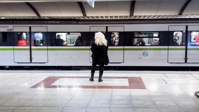 Συναγερμός στο Μοναστηράκι: Κλειστός ο σταθμός μετά από τηλεφώνημα για βόμβα