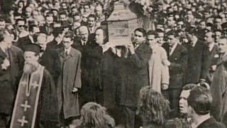 «Είχαν ξεχάσει πως ήταν θνητός»: Η κηδεία του Κωστή Παλαμά που εξελίχθηκε σε κορυφαία αντιστασιακή εκδήλωση