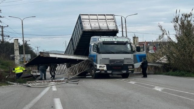 Αδιανόητο: Φορτηγό γκρέμισε πεζογέφυρα στην Εθνική Οδό – Είχε την καρότσα ανεβασμένη