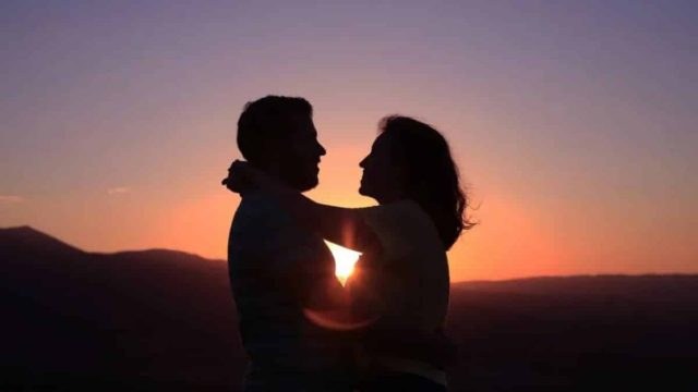 Πώς εξελίσσεται μια σχέση; Τα 5 στάδια από τον έρωτα στη δέσμευση