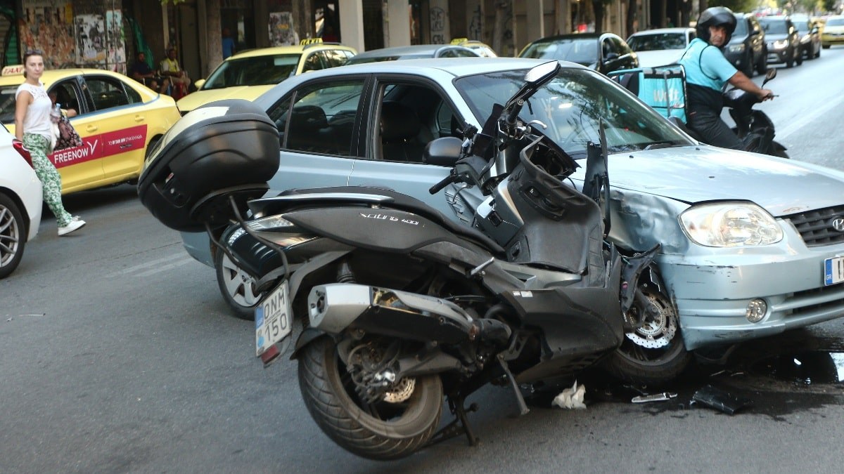 Τροχαίο ατύχημα στην Καλλιθέα: Αυτοκίνητο συγκρούστηκε με μοτοσικλέτα – Τραυματίας ο οδηγός του δικύκλου