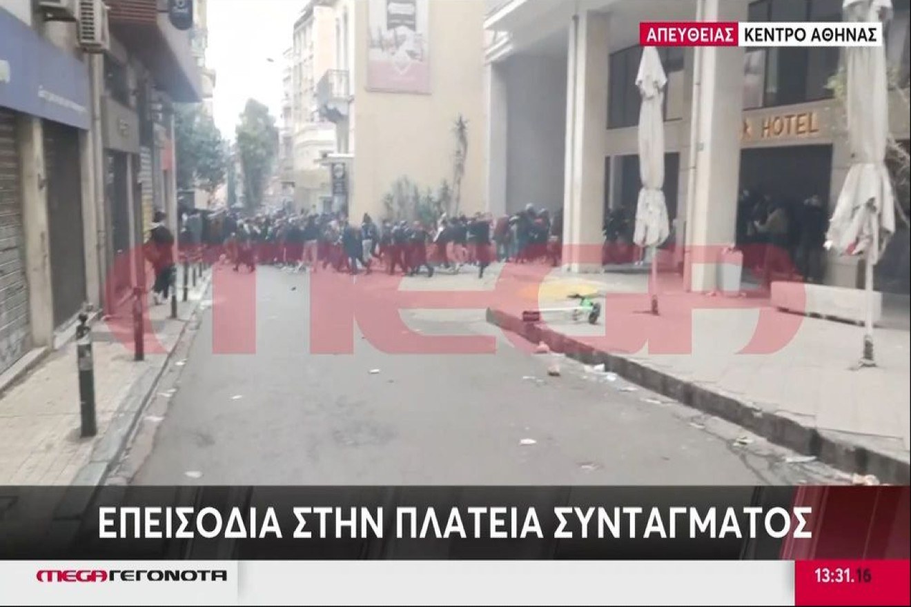 Τέμπη: H Βελίκα Καραβάλτσιου στα επεισόδια, «εγκλωβίστηκε» στα χημικά – «Δεν μπορεί να αναπνεύσει ο κόσμος, τα μάτια μας τρέχουν»