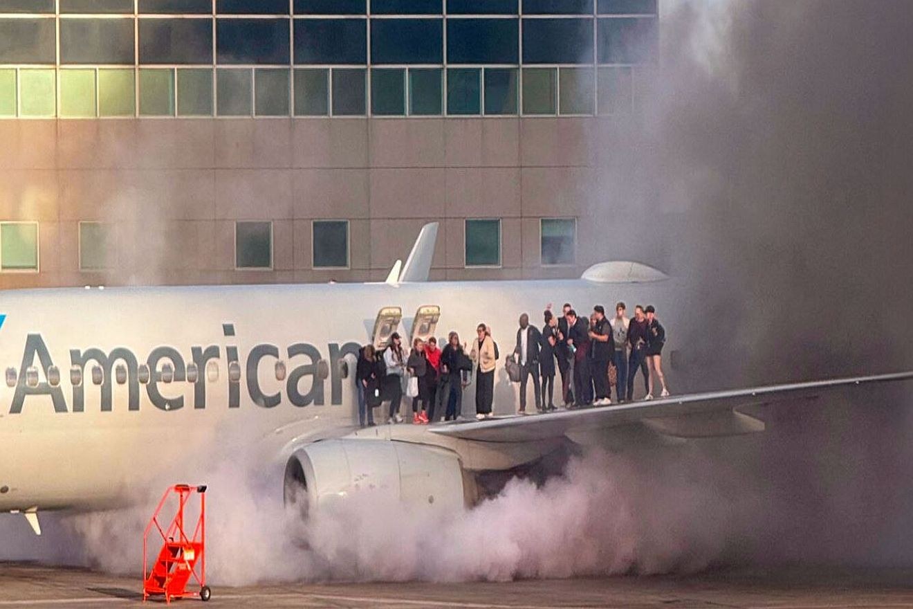 Βίντεο σοκ: Η στιγμή που το Boeing της American Airlines παίρνει φωτιά μετά την προσγείωση – Από το φτερό βγήκαν οι επιβάτες