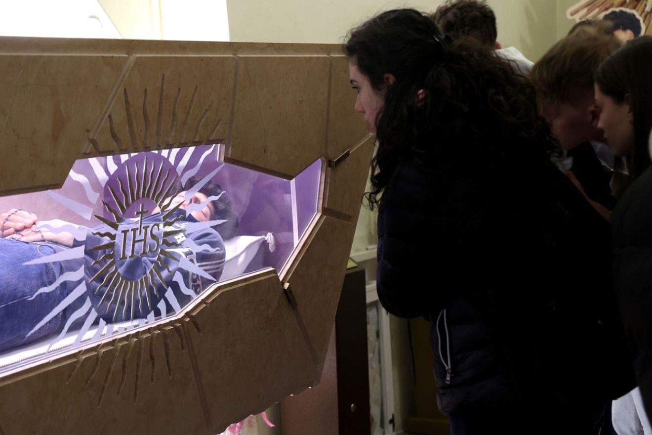 Ο πρώτος 15χρονος Άγιος της Καθολικής Εκκλησίας – Πιστοί συρρέουν στην Ασίζη για να δουν το άφθαρτο σώμα του, έχει πεθάνει εδώ και 19 χρόνια