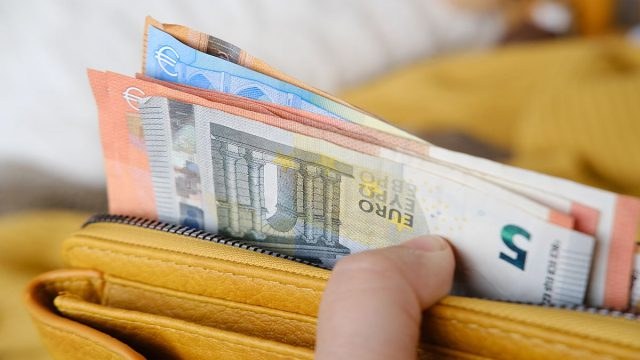 Επίδομα σε χιλιάδες δημοτικούς υπαλλήλους: Εξελίξεις και με τα αναδρομικά