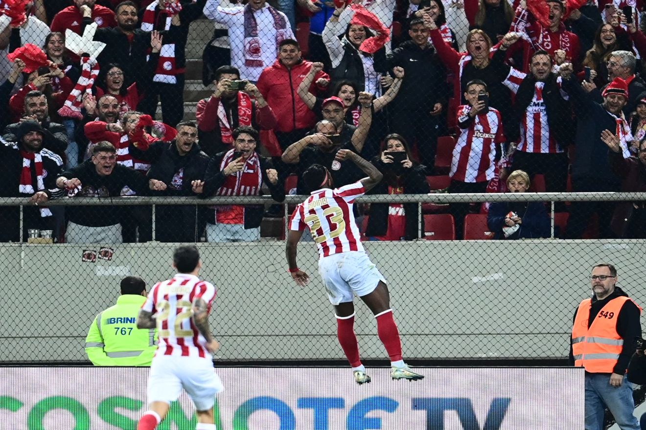 Super League: Γκέλαραν όλοι πλην του Ολυμπιακού και τον έστεψαν (σχεδόν) πρωταθλητή στα 100α του γενέθλια!