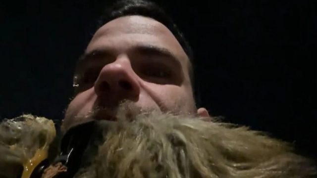 Πέταξαν αυγά σε γνωστό Youtuber στο κέντρο της Θεσσαλονίκης (video)