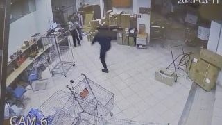 Τρόμος στο Αγρίνιο: Καρέ καρέ η κλοπή σε εταιρεία courier! (video)