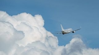 Αναγκαστική προσγείωση αεροπλάνου στην Αθήνα: Μεθυσμένη επιβάτιδα έκανε χαμό – Παρενέβη η ΕΛΑΣ