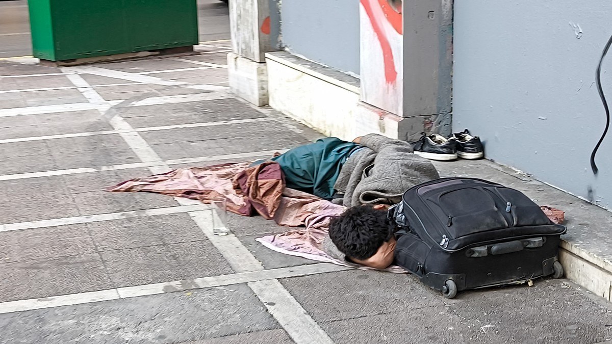 Μυστήριο γύρω από τον θάνατο αστέγου σε εστιατόριο στην Αθήνα: Εργαζόμενοι τον μετέφεραν εκτός για να παραπλανήσουν τις Αρχές