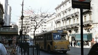 Κουίζ για την παλιά Αθήνα: Δύσκολα μπορείς να αναγνωρίσεις την οδό στην φωτογραφία – Είναι από τις πιο γνωστές