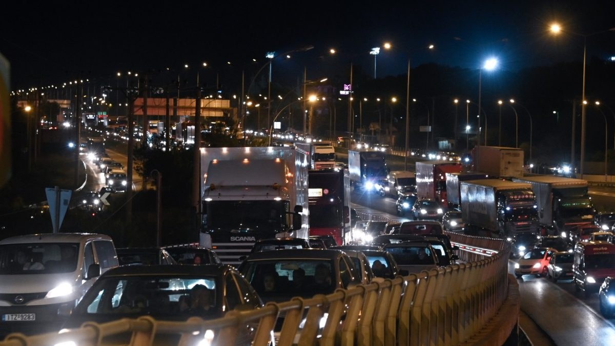 Συναγερμός στην Αθηνών-Κορίνθου: Ανατροπή νταλίκας και κλειστό το ρεύμα προς Κόρινθο