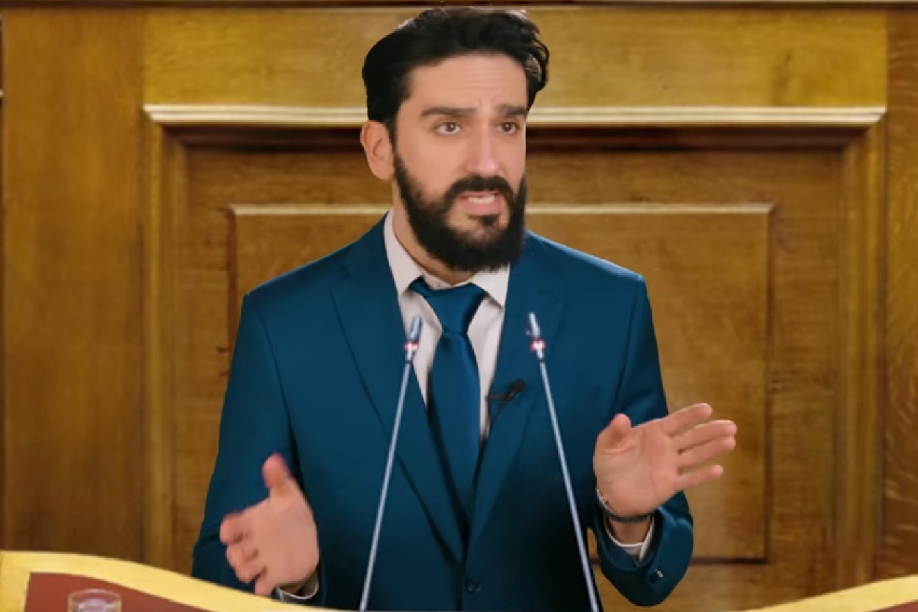 «Διαδήλωσαν για να πάει ψηλά η Ελλάδα»: Ο Διονύσης Ατζαράκης σατιρίζει τη στάση του Κυριάκου Μητσοτάκη μετά τα συλλαλητήρια