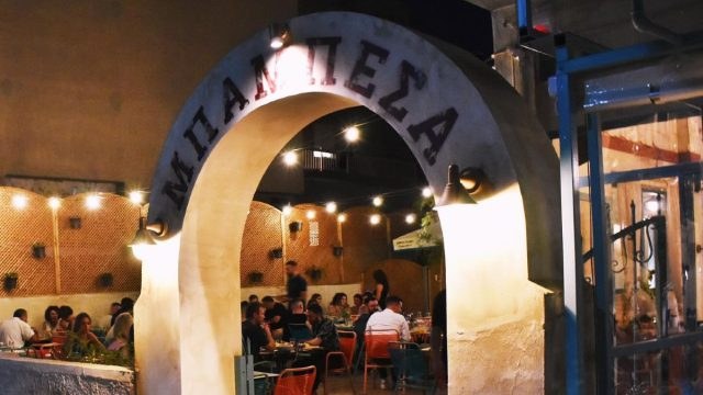 Η «Μπαμπέσα» έγινε viral στο TikTok: Γιατί όλοι μιλούν για αυτό το μεζεδοπωλείο στην Πετρούπολη;
