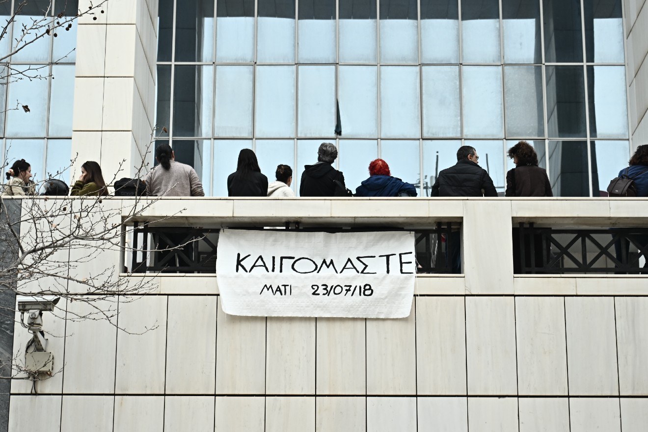 Καταχειροκροτήθηκε η εισαγγελέας στη δίκη για το Μάτι: «Όταν η πυρκαγιά έρχεται, κάνεις εκκένωση»