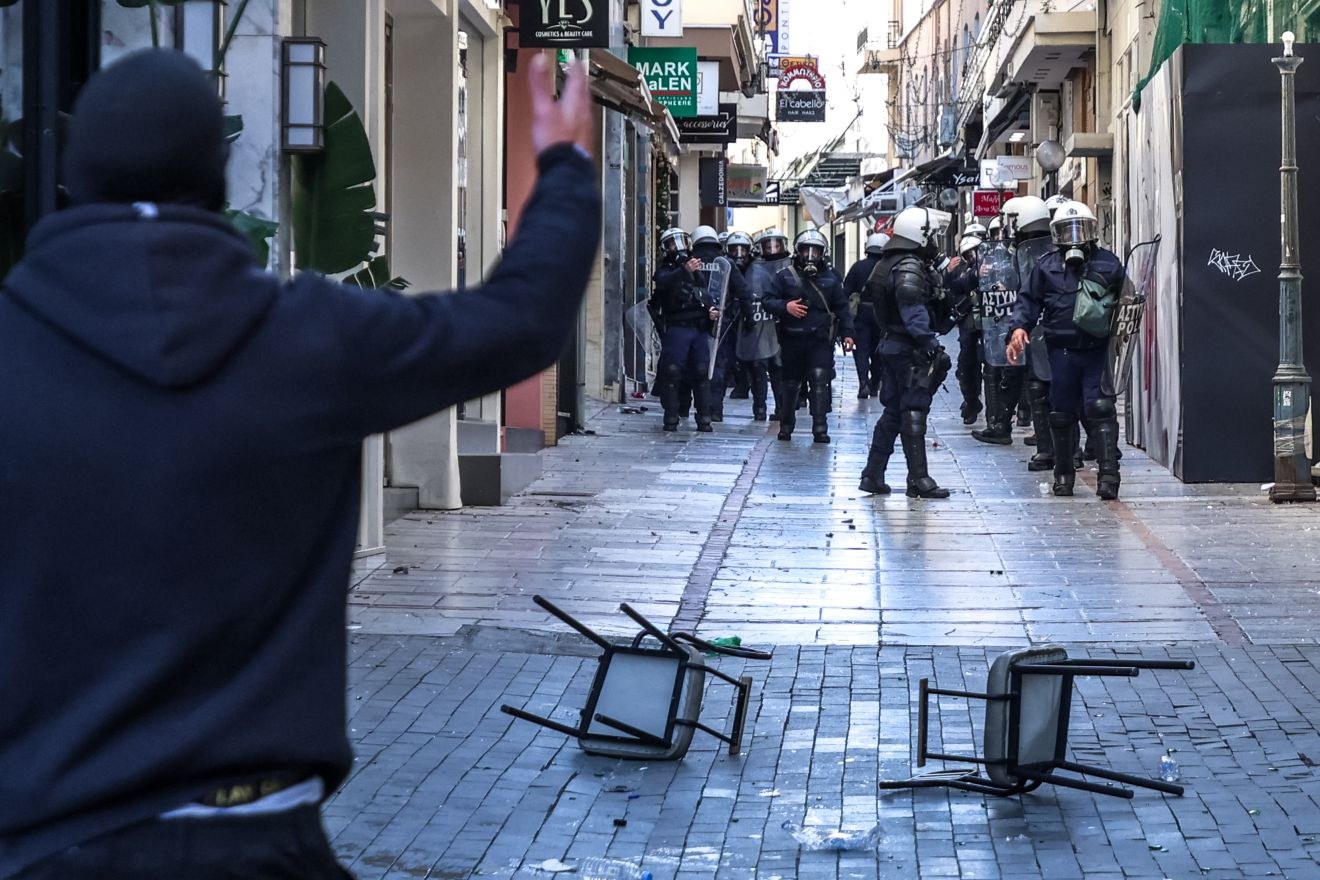 Αδιανόητο βίντεο από την ένταση στο Σύνταγμα για τα Τέμπη: Νέοι που διαδηλώνουν ειρηνικά βρίσκονται… ανάμεσα σε φλόγες