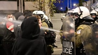 Η Αστυνομία εκτεθειμένη περισσότερο από ποτέ για τα επεισόδια στο Σύνταγμα: Η απάντηση για τις φωτογραφίες με κουκουλοφόρους