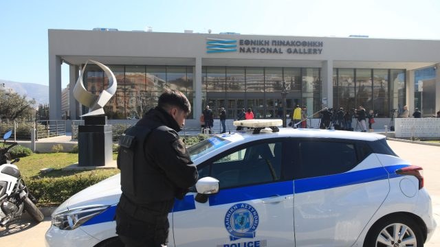 Ιερείς καταθέτουν μήνυση σε βάρος της Εθνικής Πινακοθήκης για τα εκθέματα που βανδαλίστηκαν