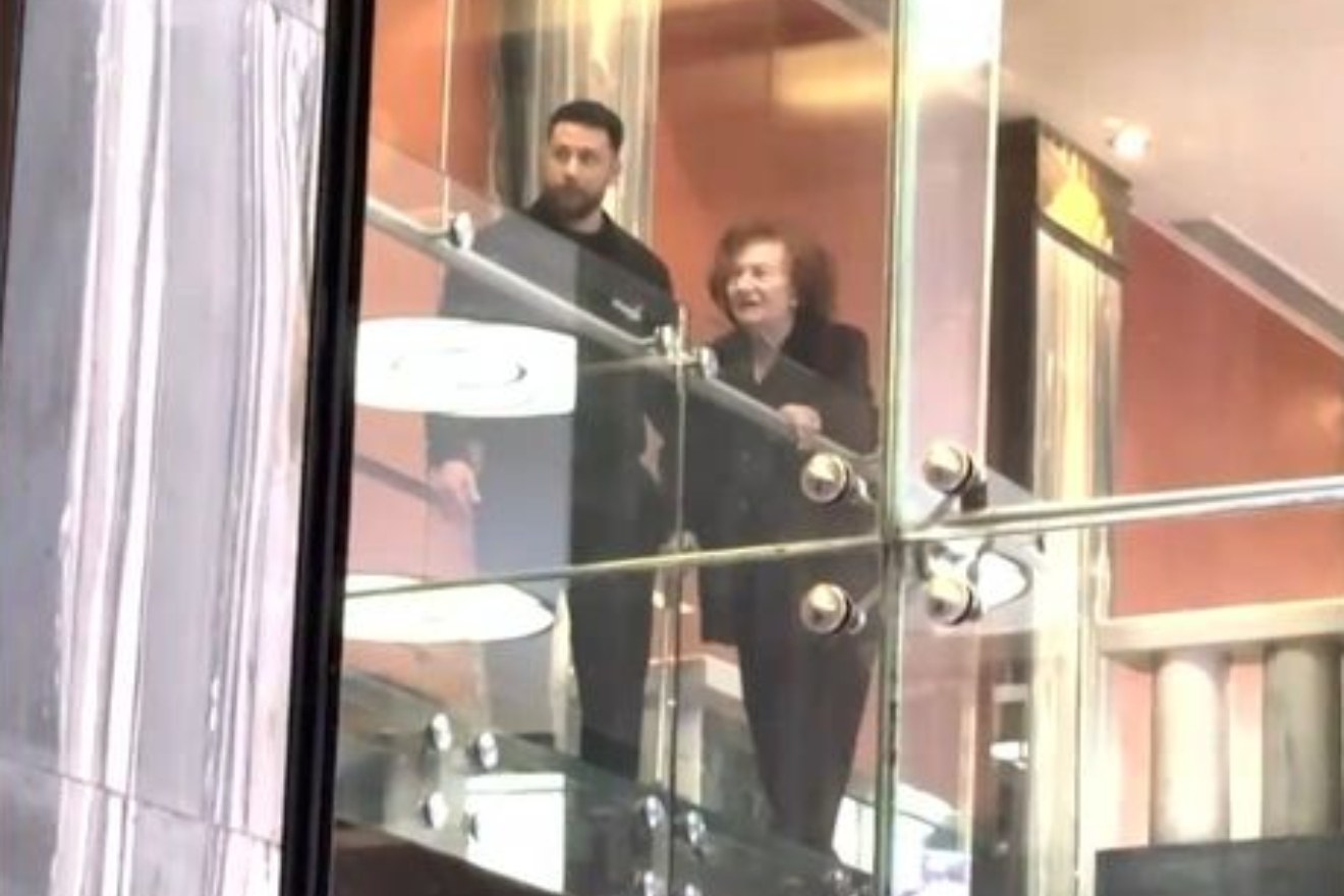 Έτσι είναι σήμερα η σύζυγος του Στράτου Διονυσίου – Η στιγμή που οι γιοι της γονάτισαν μπροστά της