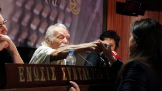 Μόνο στον Γλέζο… σταμάτησε τις μαγκιές η Κωνσταντοπούλου: Όταν σε εκδήλωση στο Δίστομο για το Ολοκαύτωμα ένας σπουδαίος Έλληνας την έβαλε στη θέση της