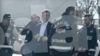 Εκρέμ Ιμάμογλου: Η πρώτη φωτογραφία του τη στιγμή που περνά την πύλη των φυλακών