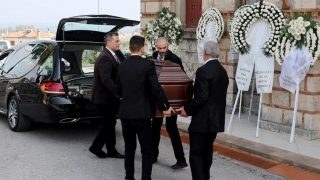 Ολοι ήταν εκεί για την Καίτη Κωνσταντίνου: Σε κλίμα οδύνης η κηδεία της κορυφαίας ηθοποιού