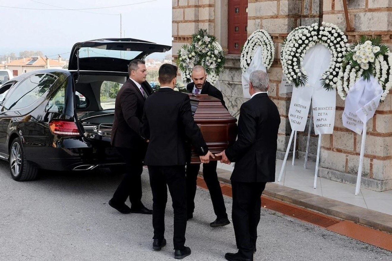 Ολοι ήταν εκεί για την Καίτη Κωνσταντίνου: Σε κλίμα οδύνης η κηδεία της κορυφαίας ηθοποιού