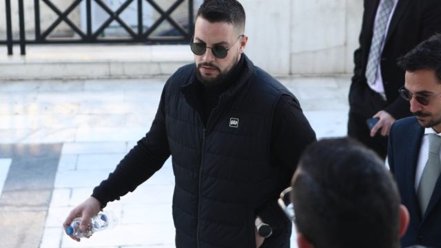 Δίκη Πισπιρίγκου: Με σκυμμένο κεφάλι ο Μάνος Δασκαλάκης – Δεν έριξε ούτε ματιά στην πρώην σύζυγό του