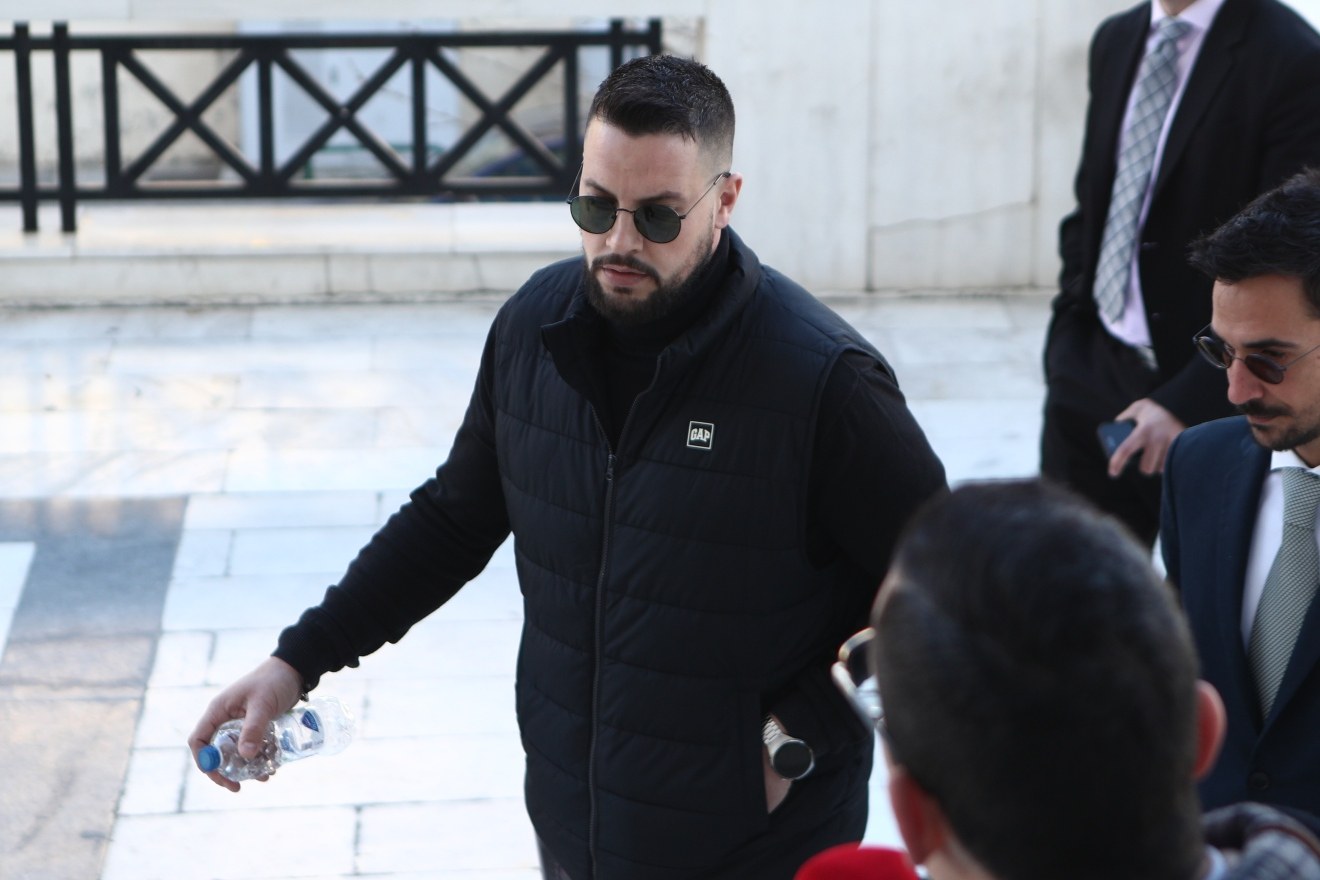Δίκη Πισπιρίγκου: Με σκυμμένο κεφάλι ο Μάνος Δασκαλάκης – Δεν έριξε ούτε ματιά στην πρώην σύζυγό του