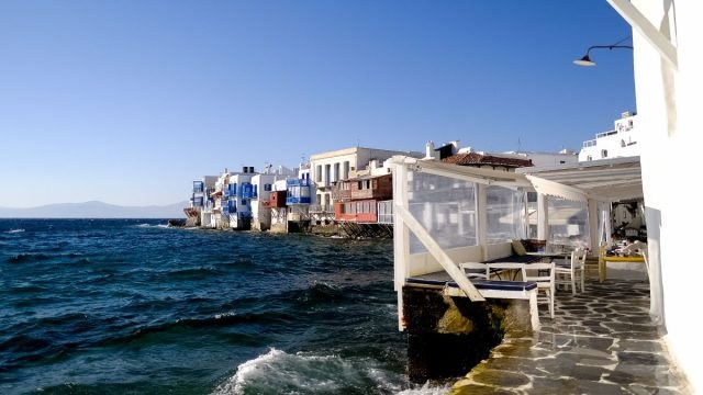 Πιο ακριβά από το Ντουμπάι: Οι ξαπλώστρες στη Μύκονο αγγίζουν τα… 600€ η μία