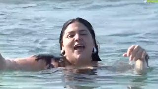 Τολμηρή η Δανάη Μπάρκα: Έβαλε μαγιό και βούτηξε στην παγωμένη θάλασσα στον Άλιμο (video)