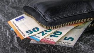 Καθαρά… ούτε 1.000 ευρώ: Η Ελλάδα παραμένει ουραγός στους μισθούς