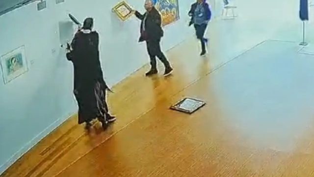 Νίκος Παπαδόπουλος: Βίντεο – σοκ από τη στιγμή που βανδαλίζει τα έργα στην Εθνική Πινακοθήκη