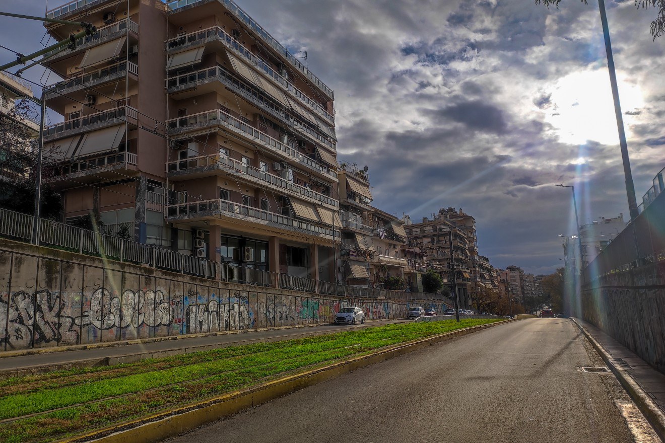 Θρίλερ στην Ομόνοια με νεκρό άνδρα: Το εύρημα που περιπλέκει τον θάνατο του Αμερικάνου