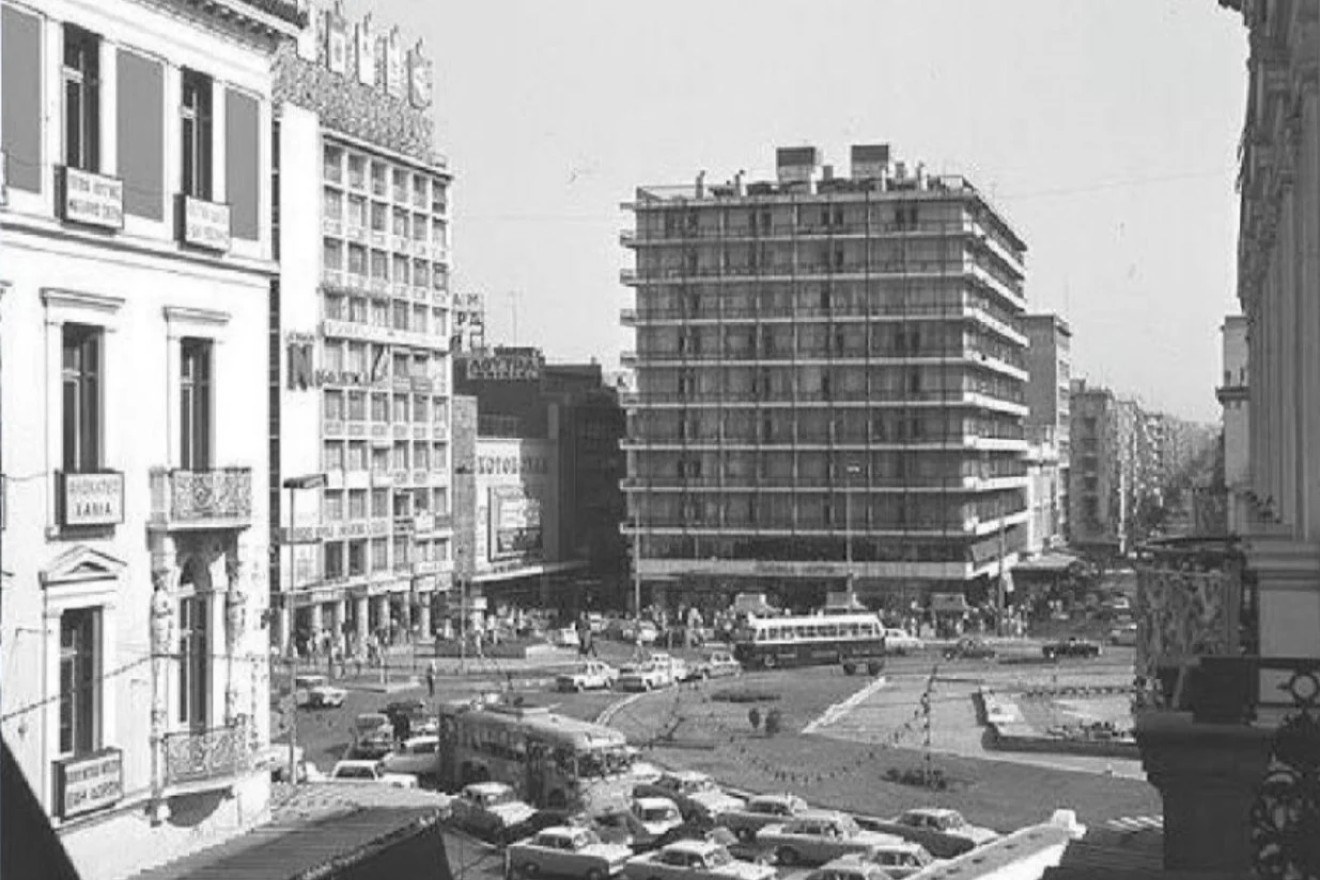 Κουίζ για την παλιά Αθήνα: Μπορείς να αναγνωρίσεις την πλατεία της φωτογραφίας; Είναι από τις πλέον γνωστές της πρωτεύουσας