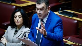 Χάος με βουλευτή της Νίκης: «Μπούκαρε» στην Εθνική Πινακοθήκη κι έσπασε προθήκες εκθεμάτων!