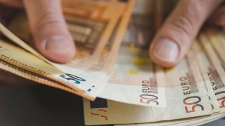 Συντάξεις: Μεγάλη ανάσα με έως και μισή σύνταξη δώρο σε 1.5 εκατ. δικαιούχους – Ο χώρος που δόθηκε από το υπερπλεόνασμα