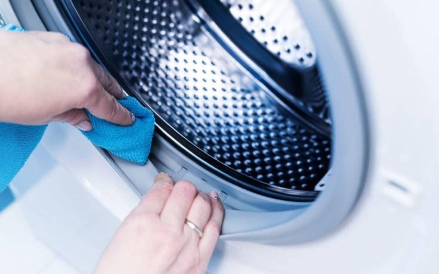 5 tips για να καθαρίσετε τη μούχλα και τη βρωμιά από το πλυντήριό σας