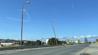 Εικόνα – αίσχος στο Ηράκλειο: Πυλώνας φωτισμού σε κεντρικότατο δρόμο ταχείας κυκλοφορίας