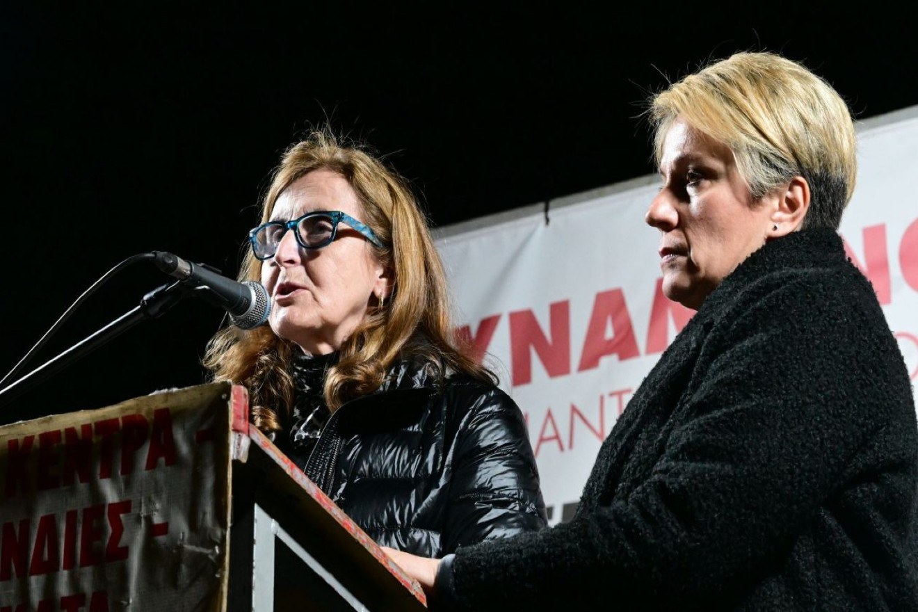 «Μας δίνετε δύναμη να φτάσουμε μέχρι τέλους»: Συγκλονίζουν οι μητέρες των θυμάτων στο συλλαλητήριο για τα Τέμπη