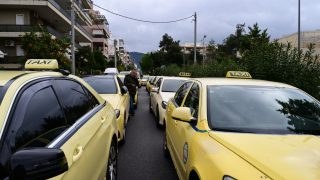 Οριστική απόφαση του ΣτΕ: Υποχρεωτικό το σήμα POS στα ταξί
