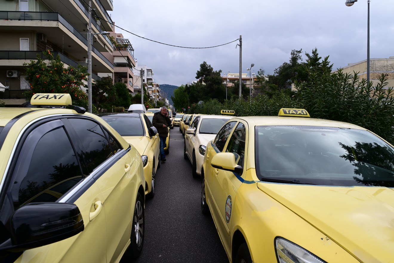 Οριστική απόφαση του ΣτΕ: Υποχρεωτικό το σήμα POS στα ταξί