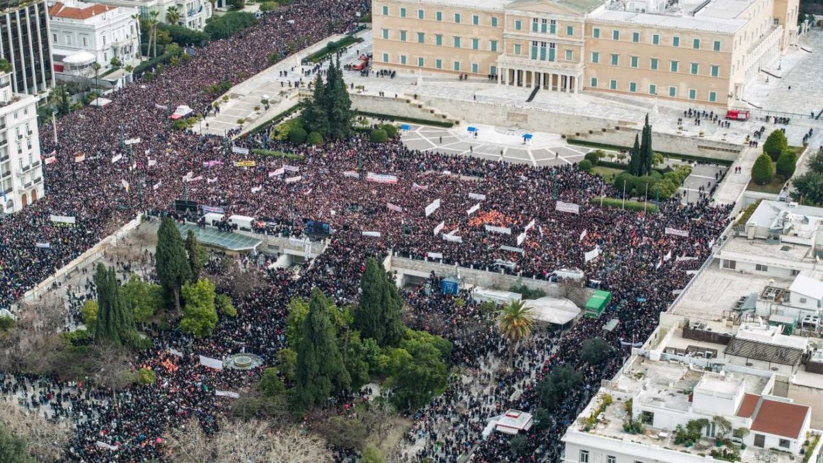 Μια θάλασσα οργής για τα Τέμπη: Τελικά πόσοι άνθρωποι βρέθηκαν στο Σύνταγμα